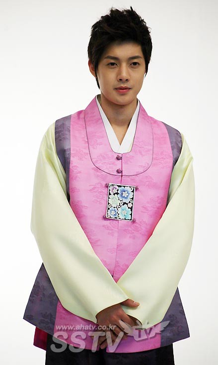 Hoặc cũng thể lựa tông tím hồng cho thấy sự nho nhã, thanh tao như Kim Hyun Joong lựa chọn.